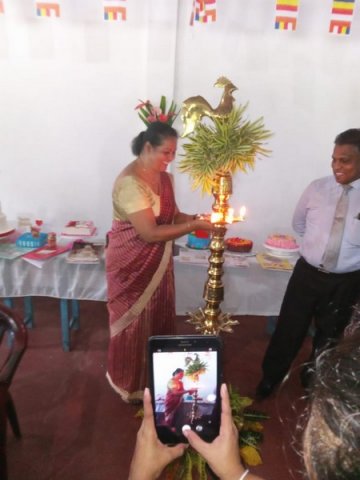 Certificates are awarded to cake production training course winners (2023-10-16)